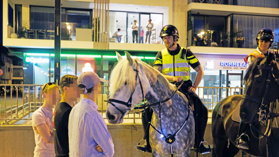 Knokke schakelt politie uit Nederland én Frankrijk in tegen overlastjongeren: “Ze overspoelen onze stranden” - Nieuwsblad