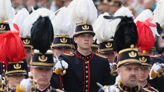 LIVE. Defilé op het Paleizenplein voor nationale feestdag, prins Gabriël loopt mee met Koninklijke Militaire School