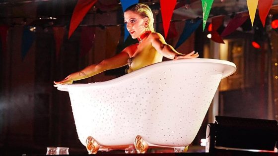Margot (24) was ‘te curvy' voor gymnastiek, nu danst ze elke avond voor duizenden mensen: “Nergens anders schreeuwen ze zo luid als hier”