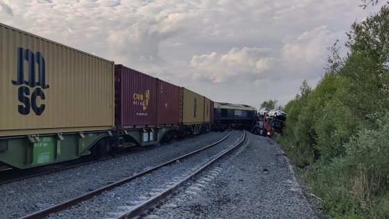 Goederentrein ontspoort na botsing: vrachtwagen rijdt door rood licht en wordt 70 meter meegesleurd