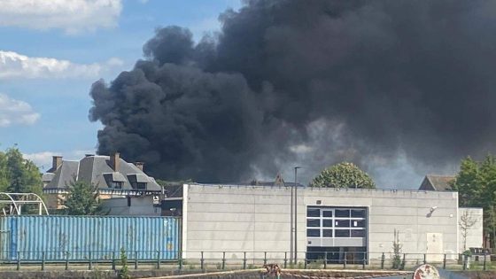 Donkere rookpluim te zien na uitslaande brand bij bedrijf op Gentse Muide: brandweer ter plaatse