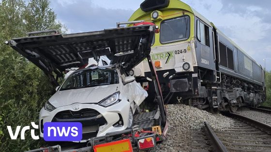 Locomotief van goederentrein ontspoord in Waaslandhaven na botsing met vrachtwagen, takelwerken nog volop aan de gang
