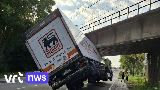 Vrachtwagen rijdt zich klem onder spoorwegbrug in Zellik