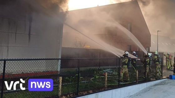 Uitslaande brand in loods in Izegem, bewoners serviceflats uit voorzorg geëvacueerd