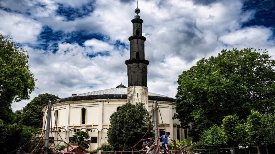 Gezien: minaret Grote Moskee tijdelijk ingepakt om veiligheidsredenen