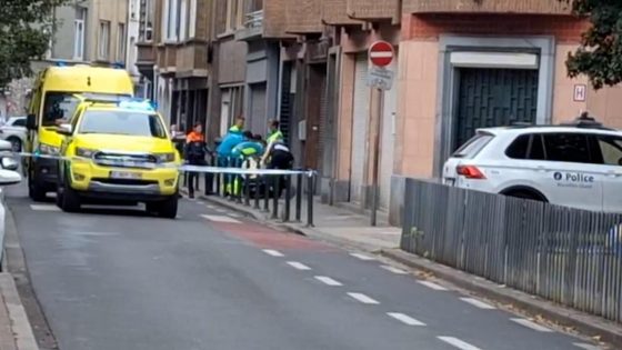 Slachtoffer in levensgevaar na schietpartij op klaarlichte dag in Molenbeek - De Standaard