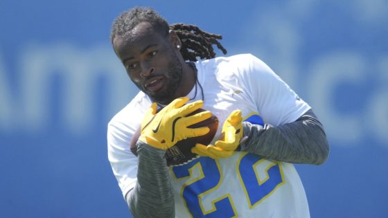 Agent: Najee Harris suffered "superficial eye injury" in fireworks accident