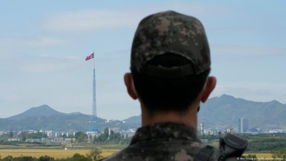 North Korean man makes rare direct land crossing to South – DW – 07/04/2025