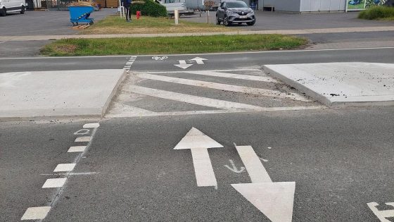 Oversteekplaats op pas heraangelegd kruispunt zorgt voor hilariteit: rijden fietsers hier los de gracht in?