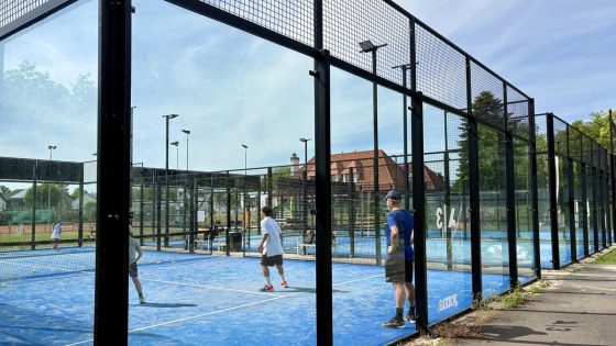Padelclub gered nadat lid huis van klagende buren koopt: “Al twintig leden zijn teruggekeerd”