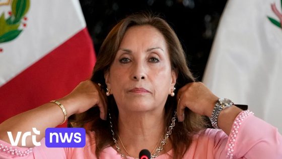 President Dina Boluarte van Peru verdubbelt zelf haar loon, ondanks immense impopulariteit