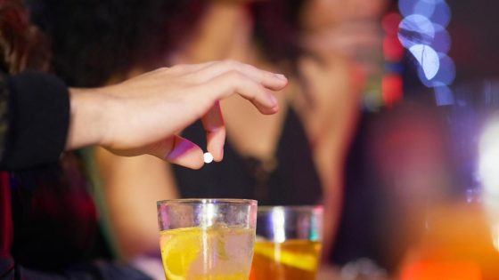 Politie pakt man (71) op die vermoedelijk vrouw probeerde te spiken: “Werkneemster merkte het op”