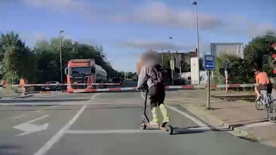 Beelden tonen hoe man gesloten spooroverweg oversteekt op elektrische step: “Voor een paar seconden tijdwinst riskeer je je leven"