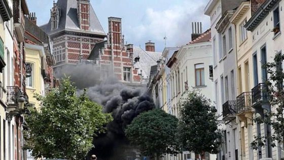 Woning onbewoonbaar na brand: zes kinderen en twee volwassenen net op tijd buiten - Nieuwsblad