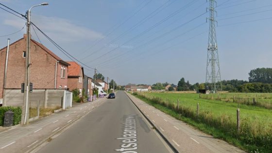 Fietser met speedpedelec tegen de grond door hoogteverschil tussen rijbaan en fietspad