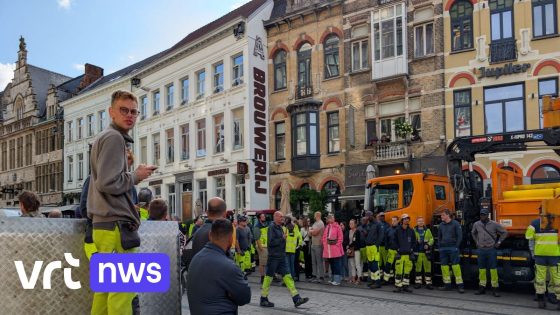 Spontane actie aan stadhuis Gent uit onvrede met miljoenenbesparing: 150 werknemers vragen duidelijkheid