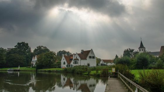 Weerbericht - Buien trekken vanaf de kust over het land