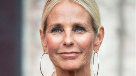 Tv-gezicht Ulrika Jonsson reageert op negatieve reacties over haar uiterlijk: “Ik aanbid de zon en schaam me daar niet voor”