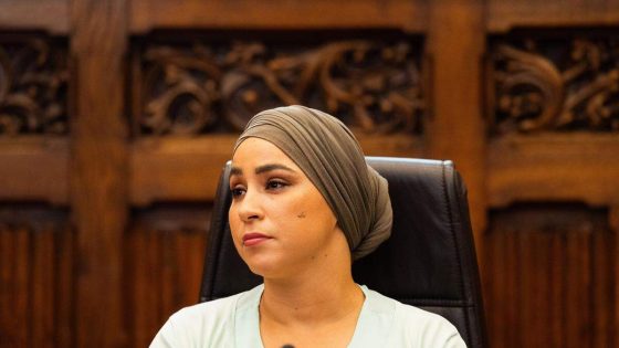 Zenuwen staan gespannen voor gemeenteraad over besparingen in Gent: schepen Hafsa El-Bazioui keert vervroegd terug uit vakantie
