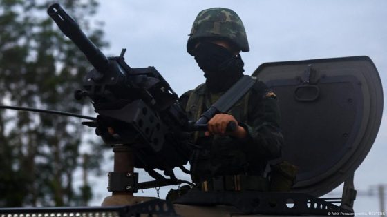 Thailand declares martial law in 8 Cambodia border regions – DW – 07/25/2025