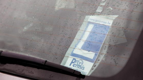 Tijdverlies en verwarring: duizenden rijexamens geweigerd door ontbrekende opleiding begeleiders