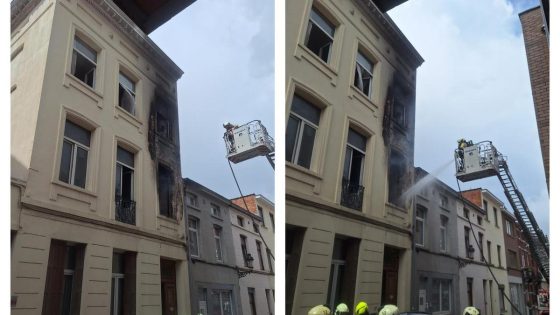 Drie bewoners en twee agenten naar ziekenhuis na brand in rijhuis