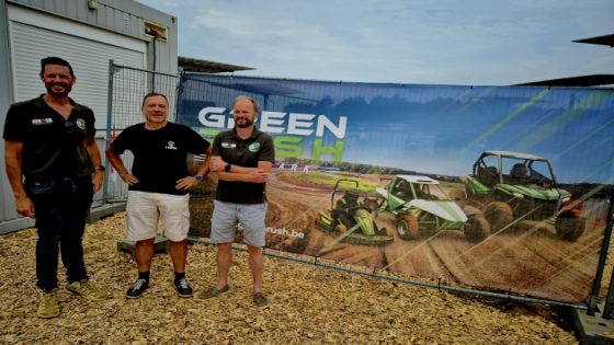 Racen met elektrische karts tussen de bomen van Circuit Zolder