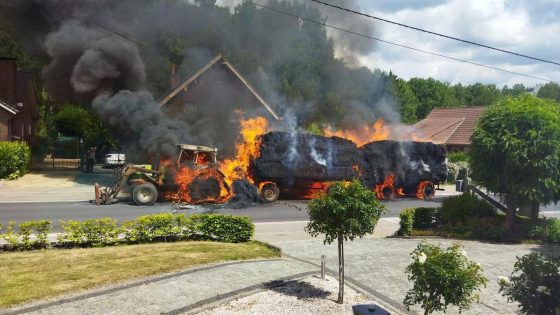 Tractor met stro vat vuur: bestuurder zwaargewond, woning nipt gered van vlammenzee