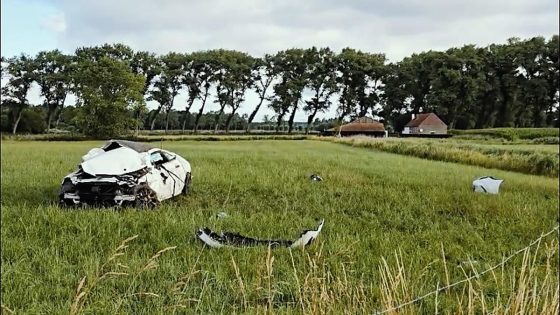 Bestuurder (22) overleden na zware crash, passagier overleeft miraculeus: taxichauffeur merkt wrak op in weiland