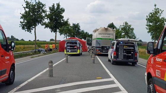 Fietser (76) sterft na aanrijding met vrachtwagen in Lichtervelde