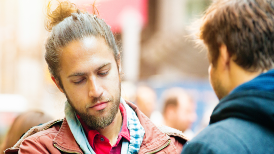 If someone avoids eye contact with you, they're probably thinking these 8 things (according to psychology) – VegOut