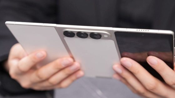 This 'G' Tri-Fold Phone Bends in Ways That Make Me Uncomfortable