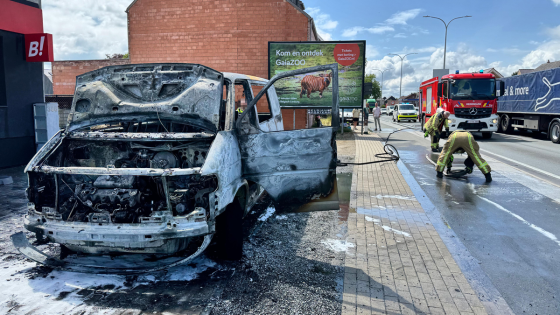 Bestelwagen gaat in vlammen op aan Grote Baan in Helchteren