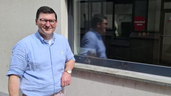 Overlast bij immokantoor escaleert, vandalen pogen brand te stichten: “Ik start elke dag met het opruimen van lege bierblikken”