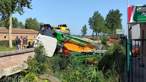 Sproeimachine kantelt in Veurne, sproeistof lekt in waterloop - Focus en WTV
