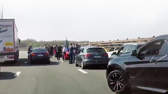 Trouwstoet loopt uit de hand, politie grijpt in: “Ze reden over het voetpad en staken elkaar roekeloos voorbij” 
