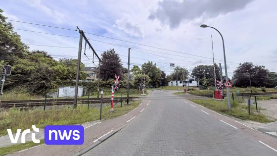 Vrouw (76) ontsnapt net op tijd aan treinbotsing na autopech op spooroverweg Heverlee