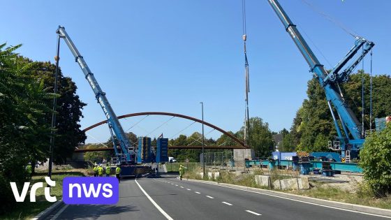 Einde A12 in Laken tijdelijk afgesloten voor plaatsing van nieuwe fiets- en voetgangersbrug