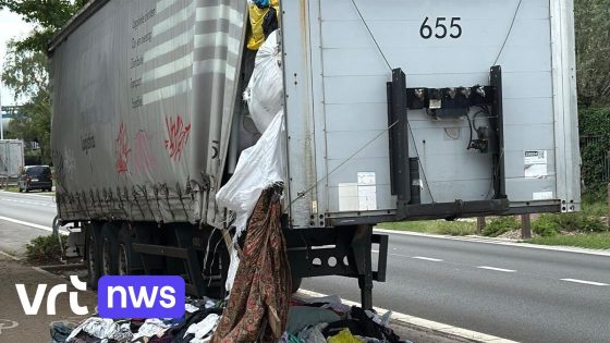 Achtergelaten oplegger in Vorst puilt uit met kleding
