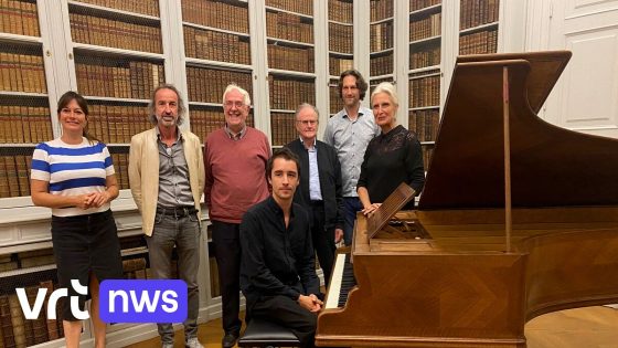Achterachterkleinzoon van hertogin bespeelt piano die na meer dan 100 jaar terugkeert naar Kasteel d'Ursel in Hingene