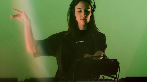 “Niemand wist dat ik zwanger was, waardoor ik het gevoel heb dat ik niemand kan vertellen wat ik doormaak”: experts lovend over getuigenis van Amelie Lens