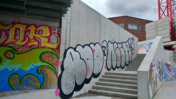 Artiesten zo enthousiast over ‘nieuwe’ streetart hotspot, dat graffiti alweer verwijderd wordt: “Beton is bewust ontworpen om puur te blijven”