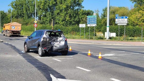 Baby van 9 maanden zeer ernstig gewond na botsing op druk kruispunt