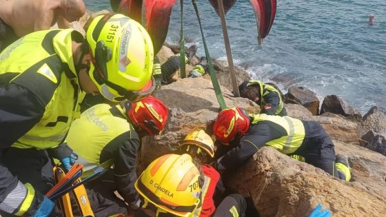 Belg (35) raakt vast tussen de rotsen in Spanje en moet met grote kraan worden bevrijd
