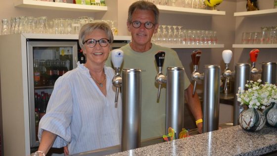 Cafébazen Marleen (64) en Michel (70) zoeken overnemer voor taverne ‘t Hoekske: “De vijfde generatie heeft afgehaakt”