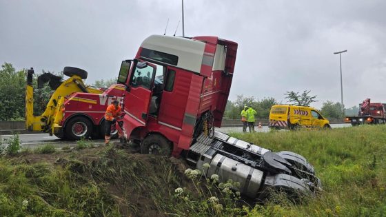 Trucker botst met bestelwagen en legt positieve ademtest af: politie vindt lege bierblikken in vrachtwagen