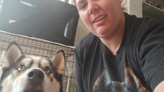 Na brand en twee bange nachten is hond Max weer thuis: “Hij is uitgeput en angstig, maar ongedeerd”