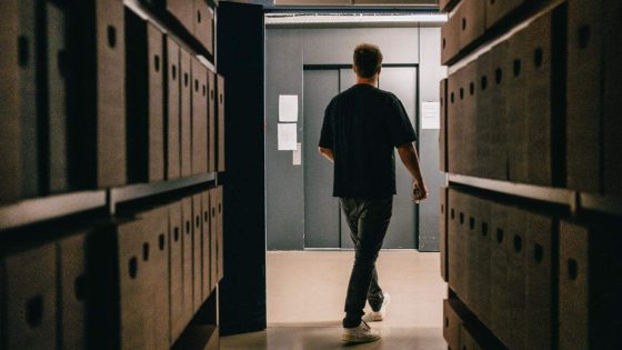Door één kapotte lift in het Rijksarchief ligt heel veel onderzoek plat: “Het is Kafka op speed”