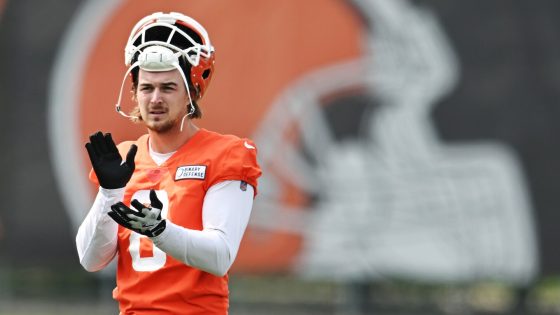 Browns send Kenny Pickett to Raiders for a fifth-round pick