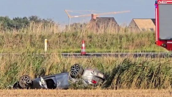 Wagen belandt op dak in gracht na zwaar ongeval, MUG-heli brengt zwaargewonde bestuurder naar ziekenhuiss